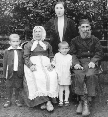 Avraham Deckelbaum and family in Rafalovka, c. 1928